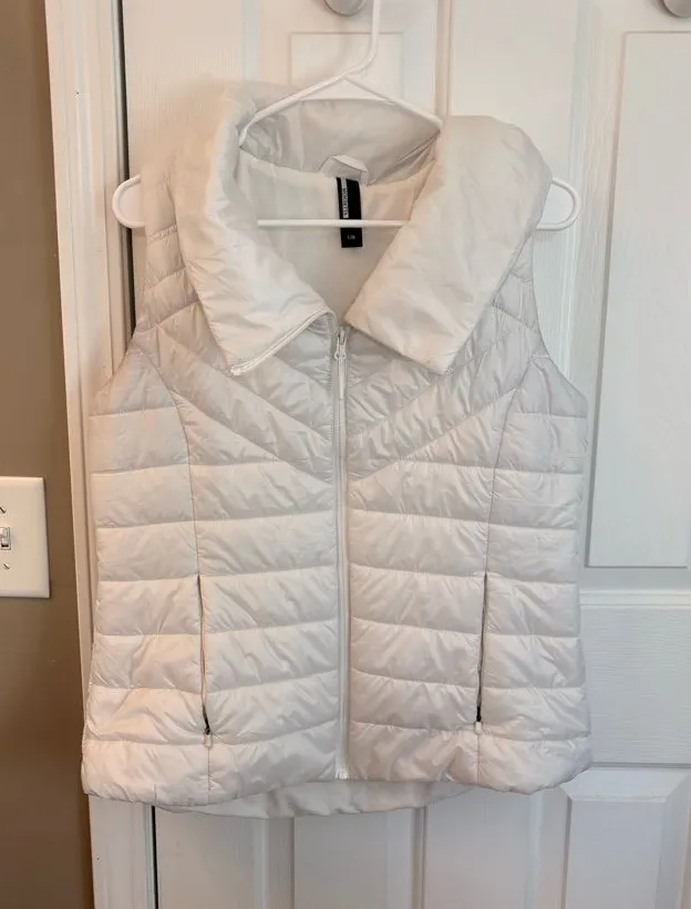 Mondetta White Quilted Puffer Vest with High Collar