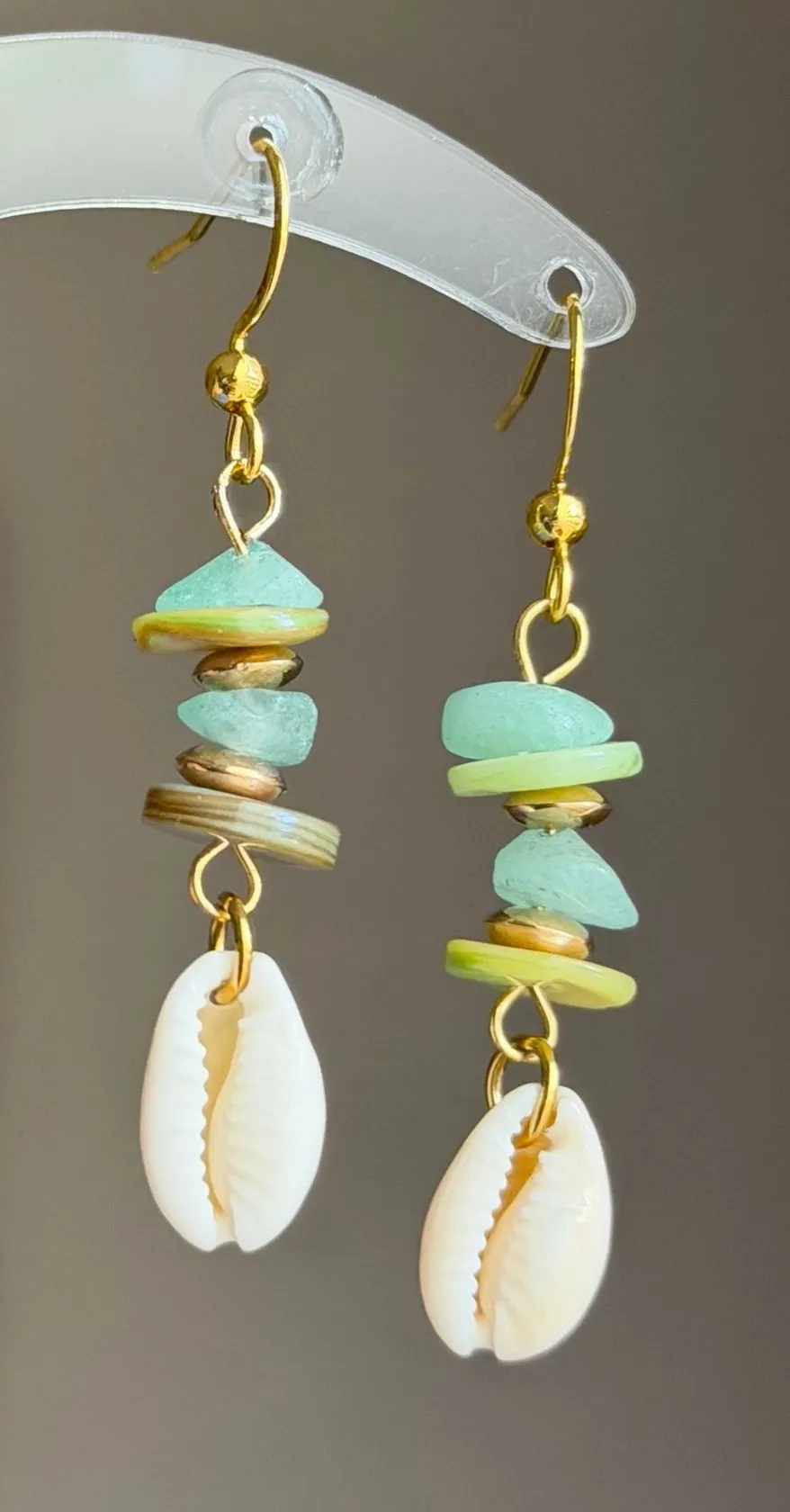 Handmade natural cowrie seashell & stone beads mix dangle earrings 🌀💚