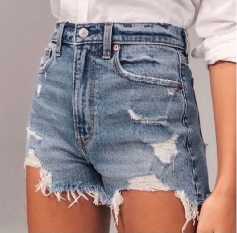Abercrombie & Fitch The Mom Short High Rise in Size 25 0
Blue denim shorts with