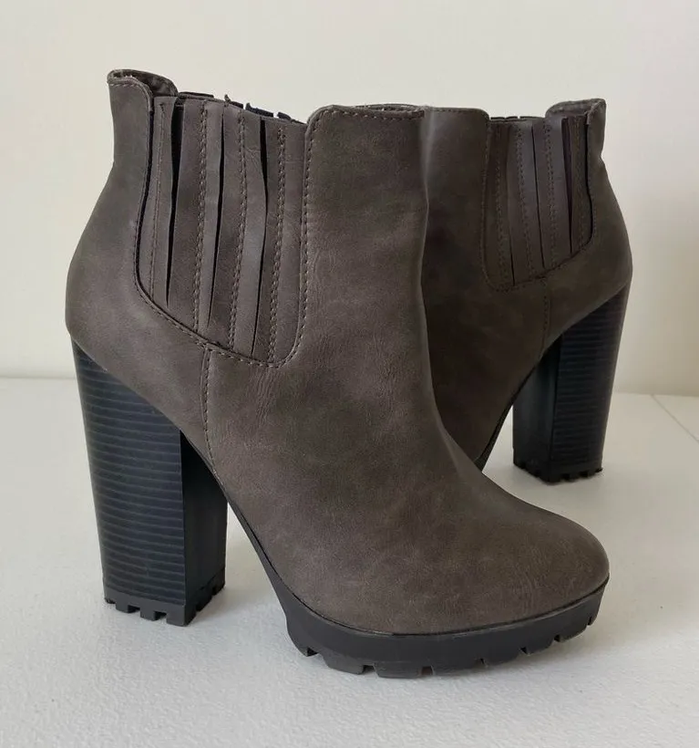 Candies women’s faux leather Chelsea heeled ankle boots — size 9