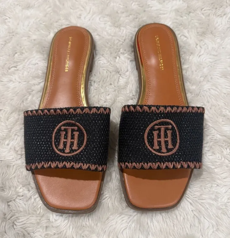 Tommy Hilfiger Women's Pezley flat sandals in Black and Brown Size 7.5