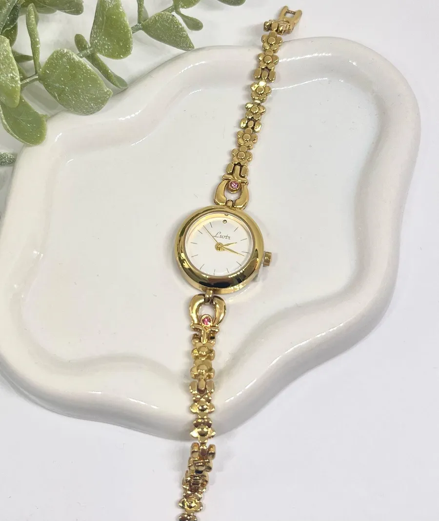 Vintage style gold tone flower detail band