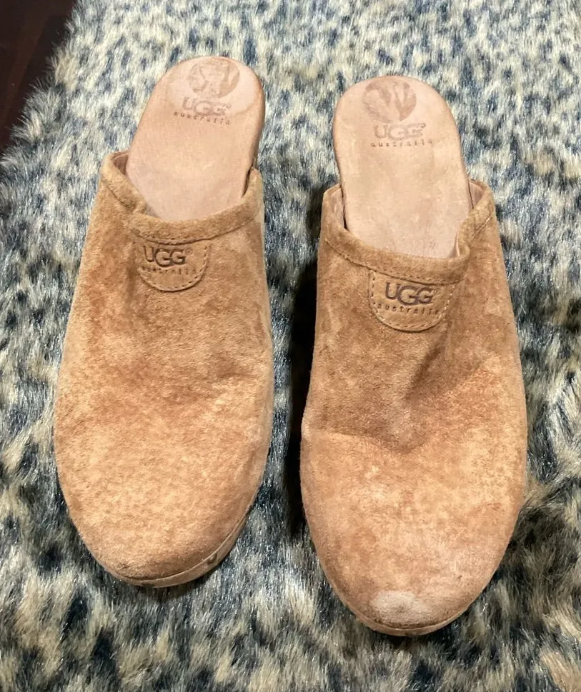 UGG ABBIE CHESTNUT SUEDE CLOGS