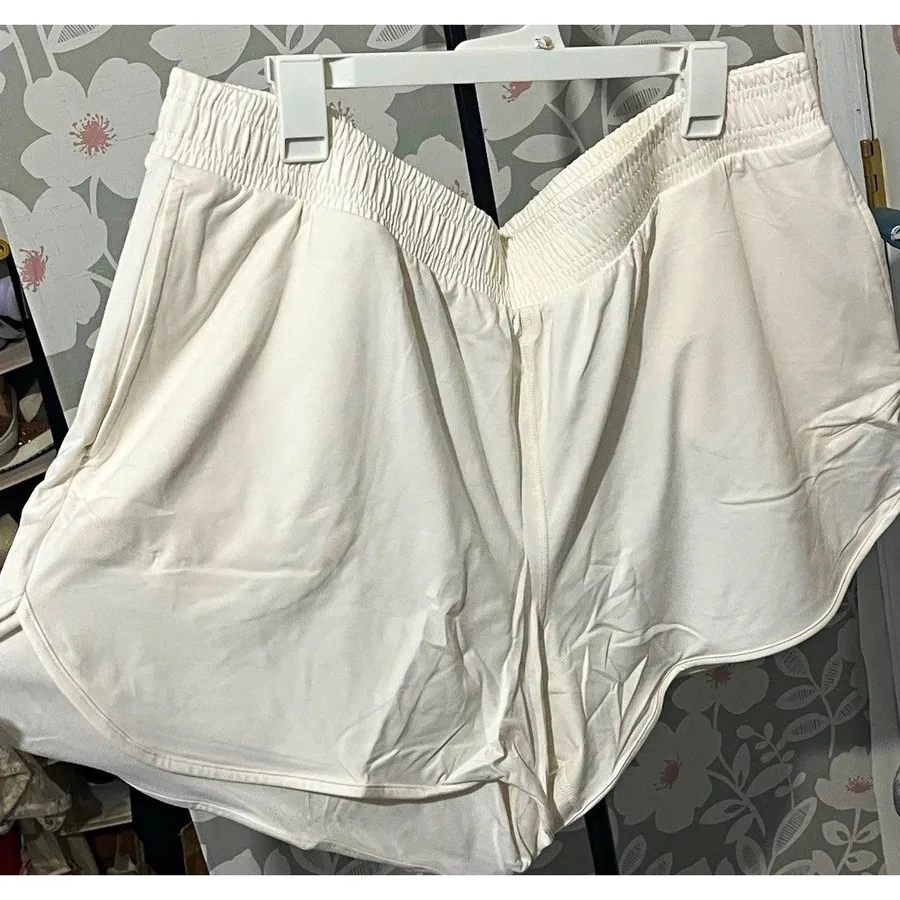 All in motion Women's cream Athletic Shorts Pockets Plus 1X