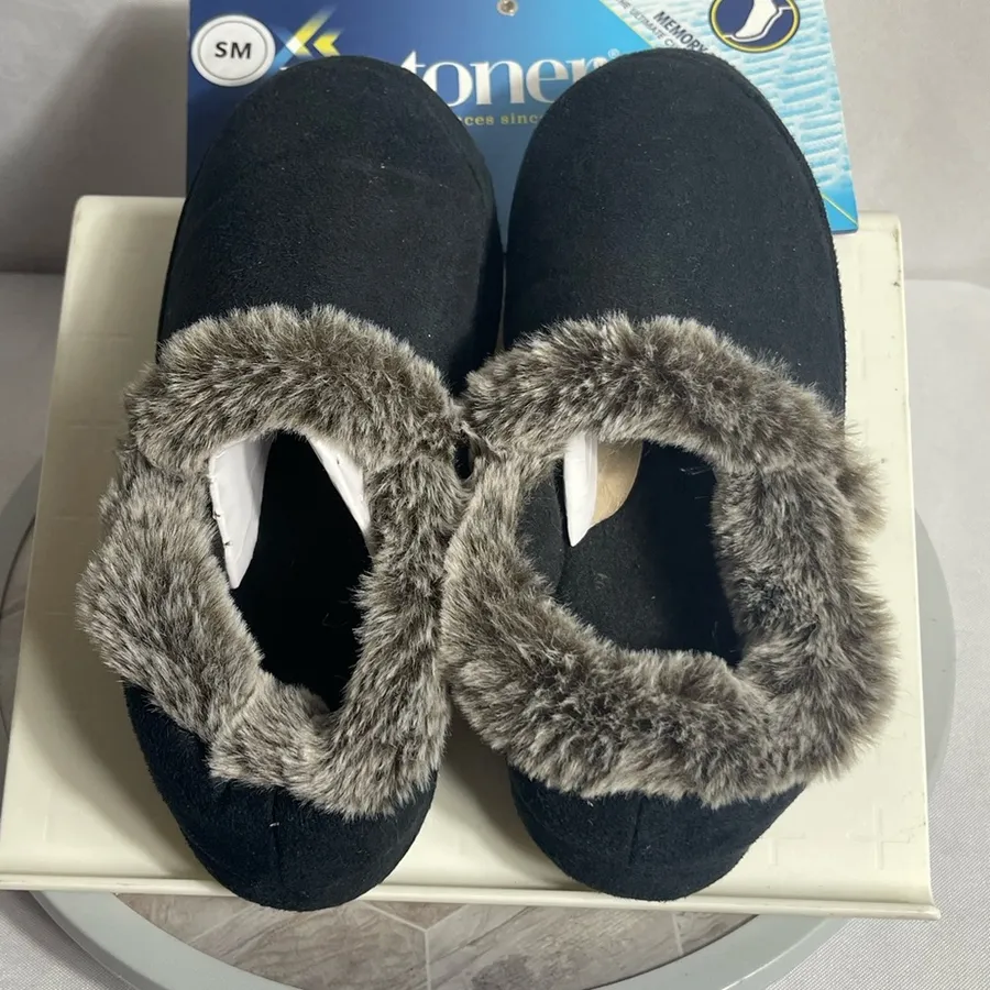 Isotoner Women’s Black Faux Fur Trim Memory Foam Slip-On Slippers Size Small 5-6