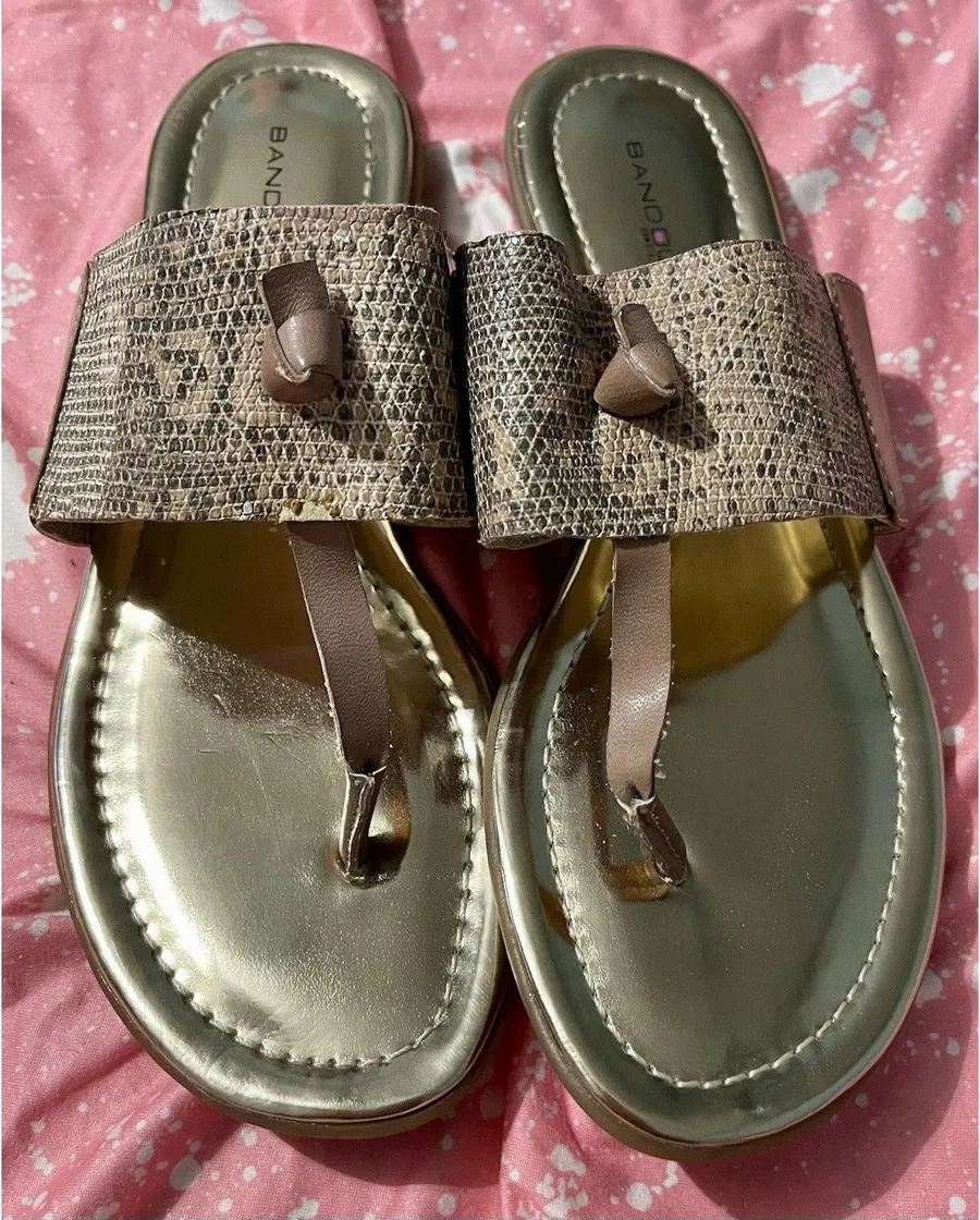 Bandolino Sandals Womens Sz8.5 Jimba Flip Flop Flats Gold Faux Leather Slip On