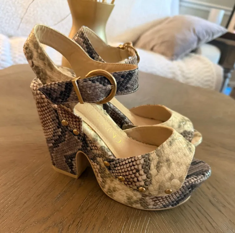 Women's Mackin J Platform Sandals Size 9 Beige Brown Snake Print