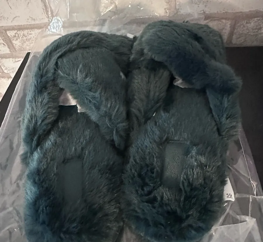 Victoria’s Secret Fuzzy Criss-Cross Slippers – Teal Green (Size M 7/8)