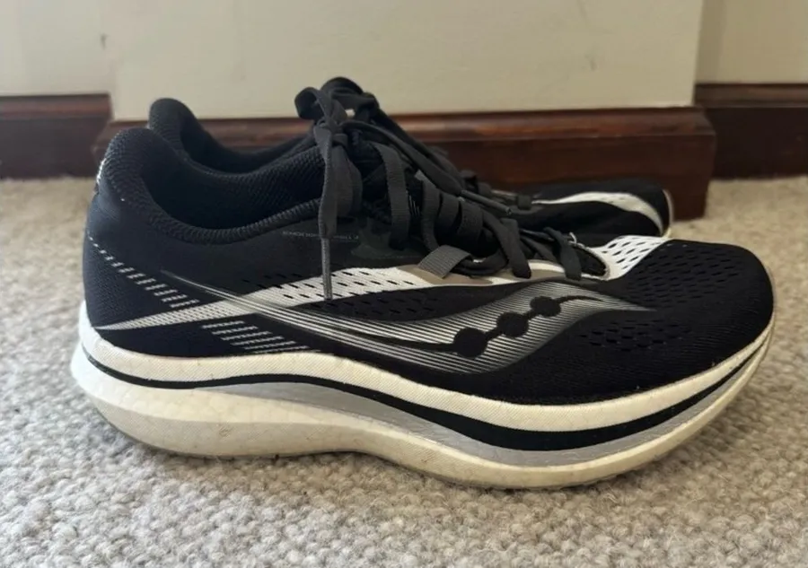 SAUCONY WOMEN'S ENDORPHIN SPEED SIZE 8 IN BLACK AND WHITE
