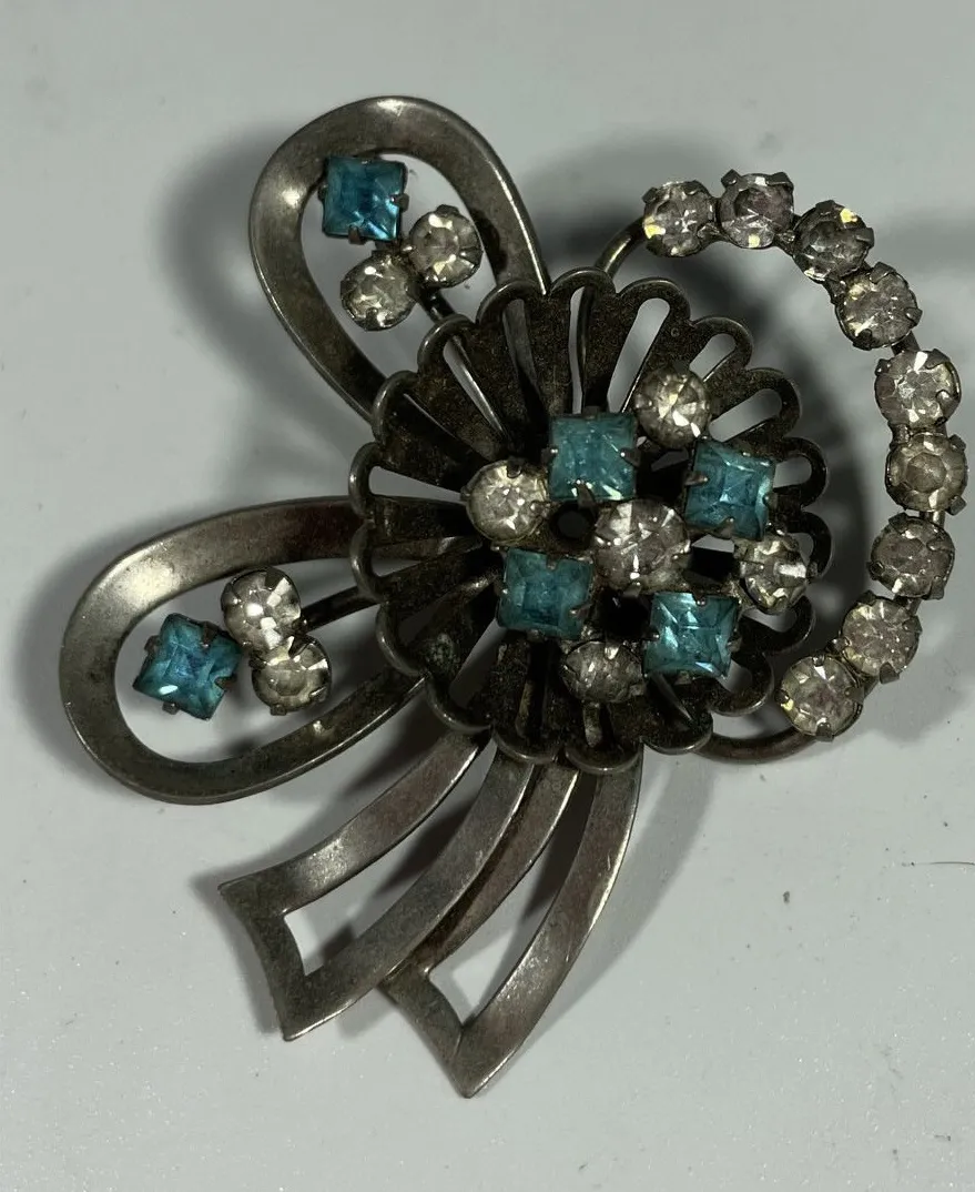 Womens OS Brooch Silver Tone Aqua Blue Rhinestone Crystal Vintage Bow Floral
