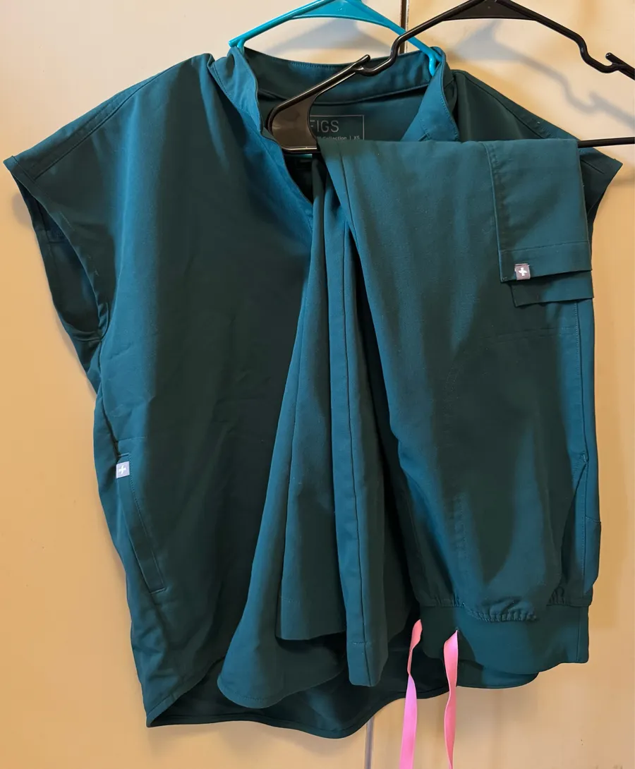 FIGS Scrub Top and Scrub Pants Forest Green