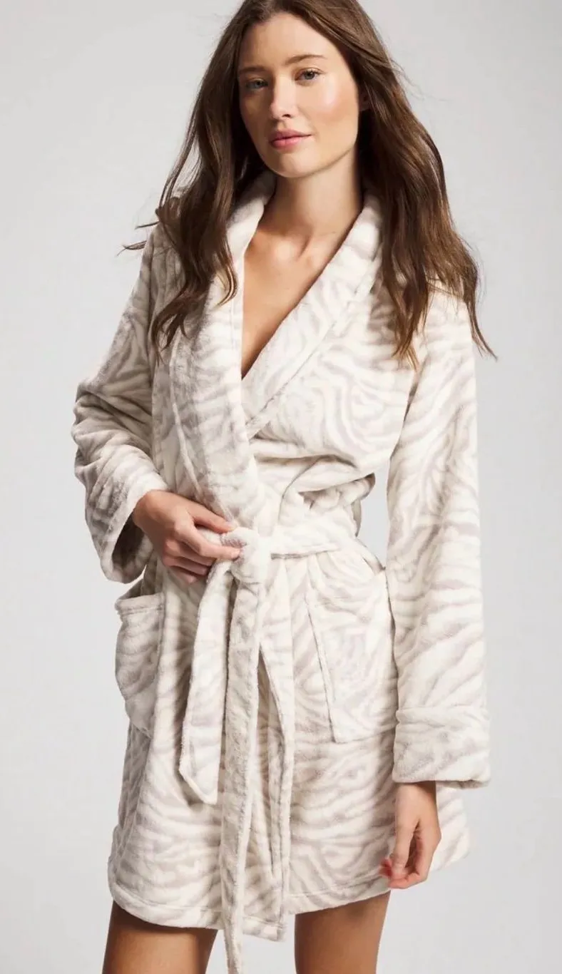 New Soma Plush Short Robe
Zebra Zen Gray Glass Robe XXL NWT