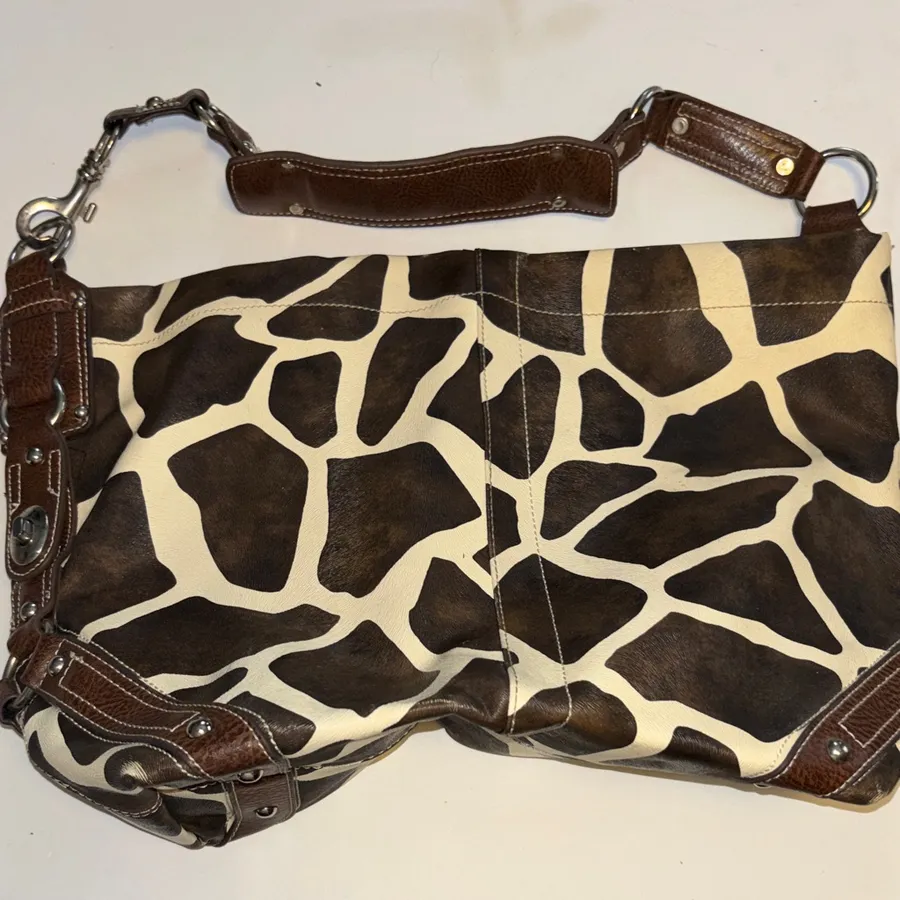 BROWN & CREAM FAUX LEATHER GIRAFFE PRINT DESIGN BIG BUCKET BAG SILVER HARDWARE