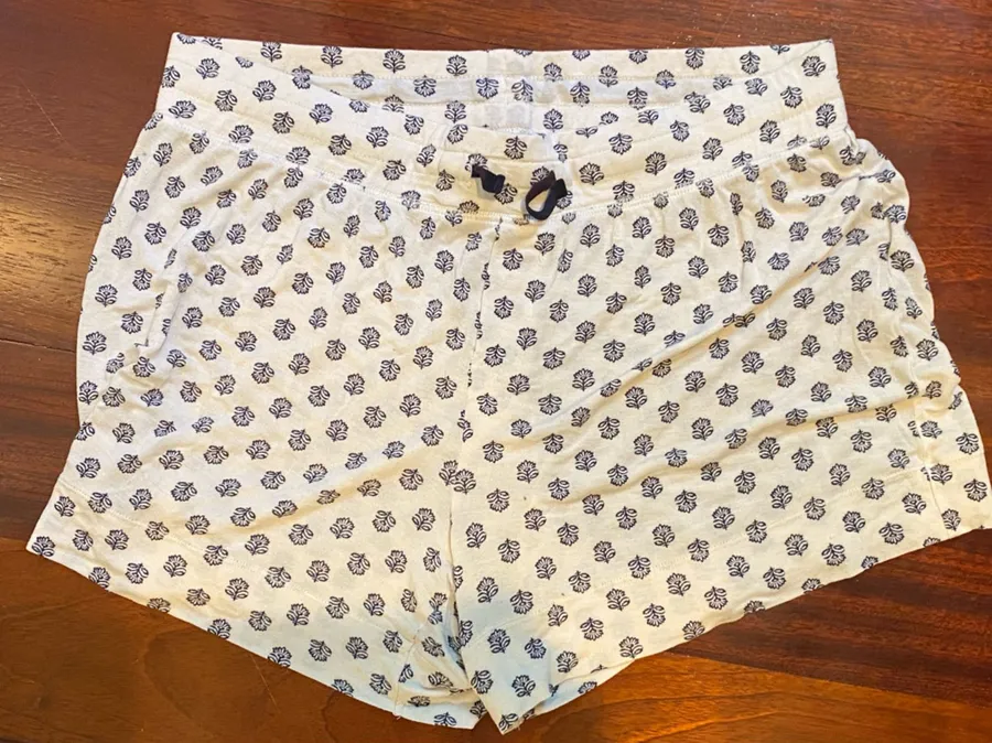 Women’s Shorts Cream Patterned Casual May fit Sz L Blue Size L
