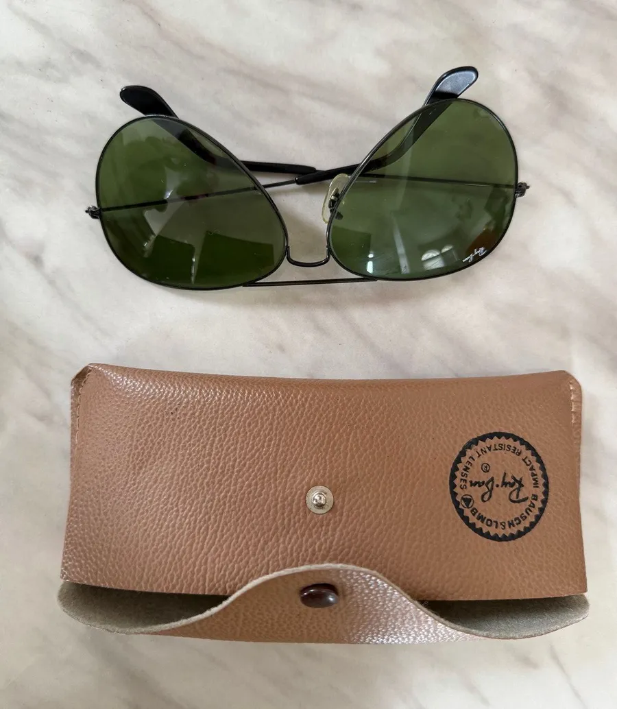Vintage Ray Ban Black Tone Metal Polarized Aviator Sunglasses Flaw
