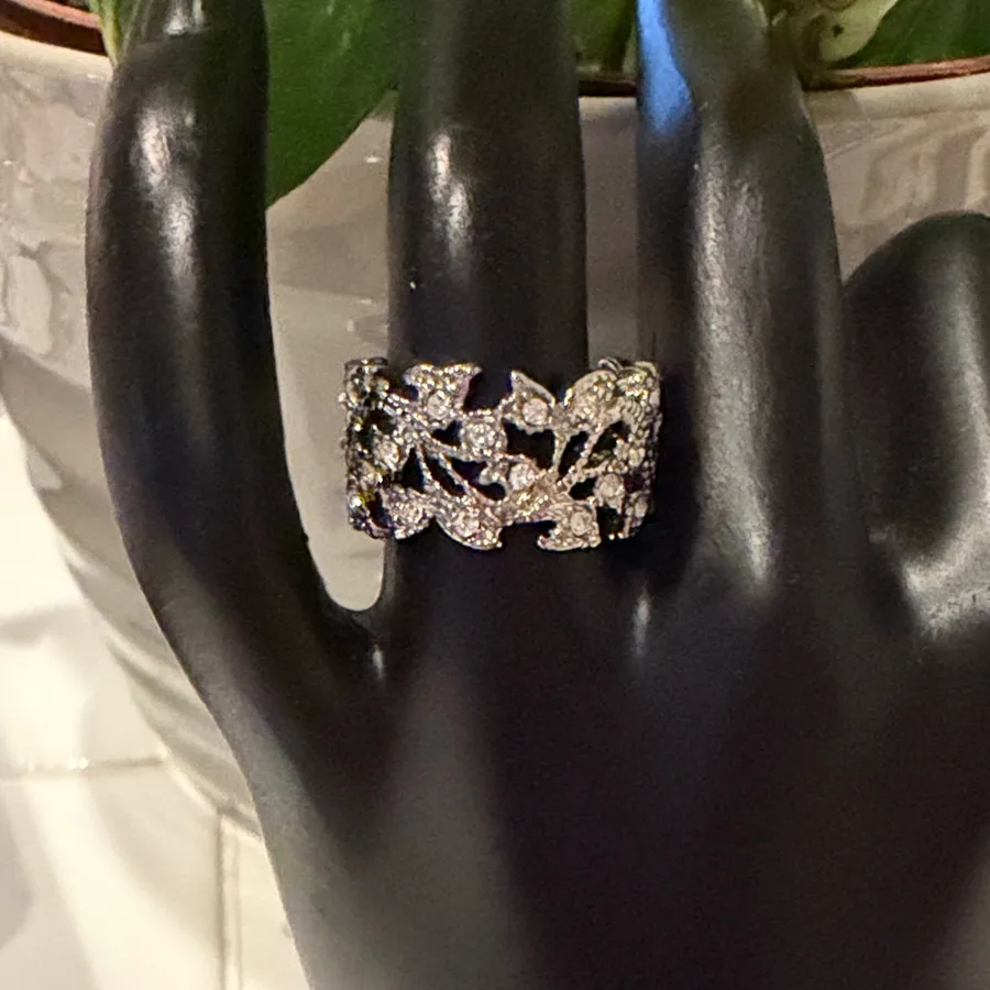 Elegant Silver Toned Leaf Design Ring
