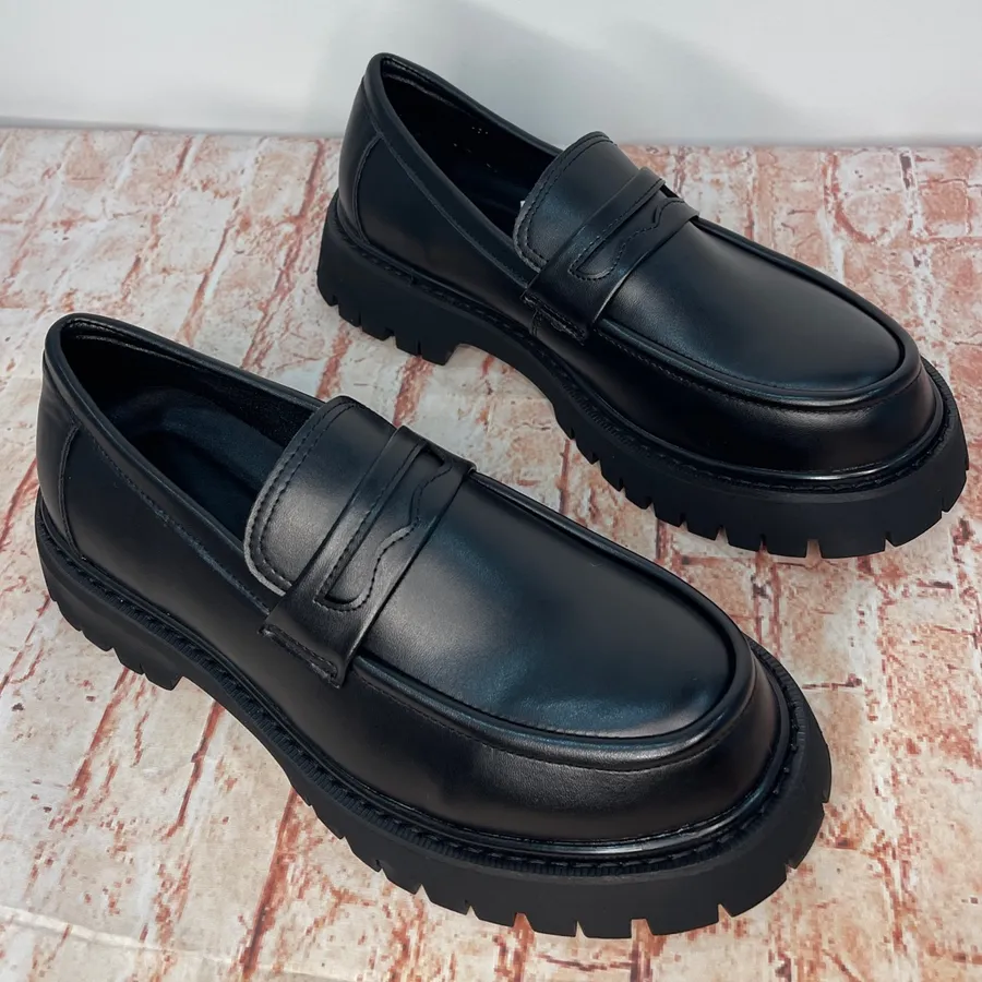 Black Faux Leather Platform Loafers Size: Men’s 6 (fits a Women’s 8)