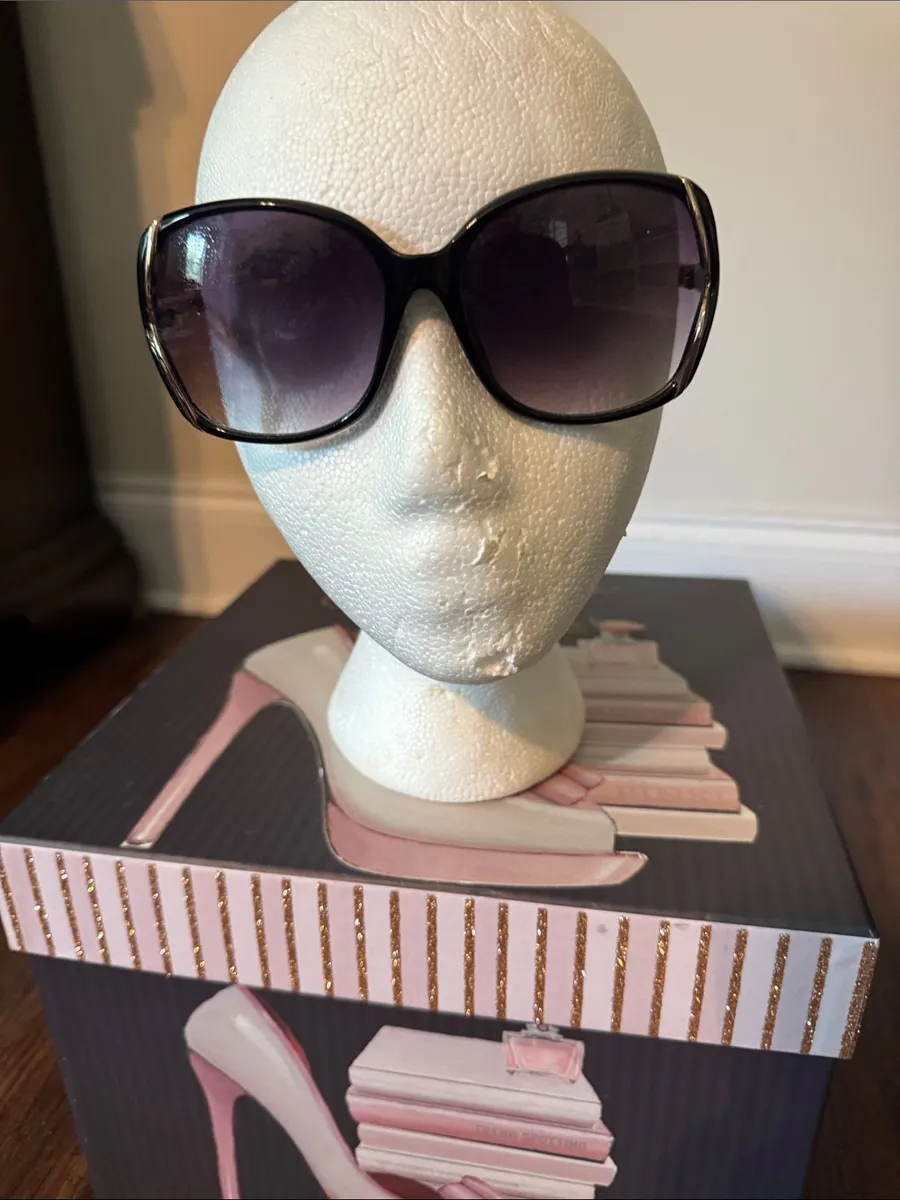 Jessica Simpson Black Frame Sunglasses with Gradient Purple Lenses