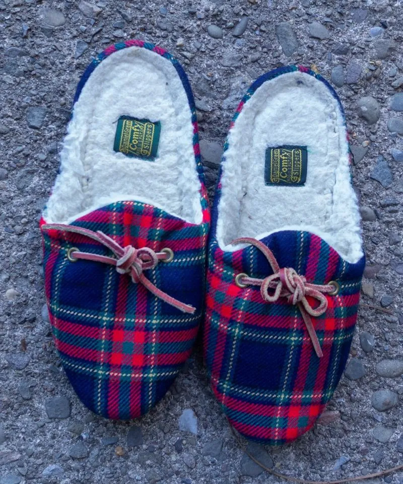 Vintage Daniel Green Comfy Plaid Slippers – Women’s Size 6 (New, Never Worn)