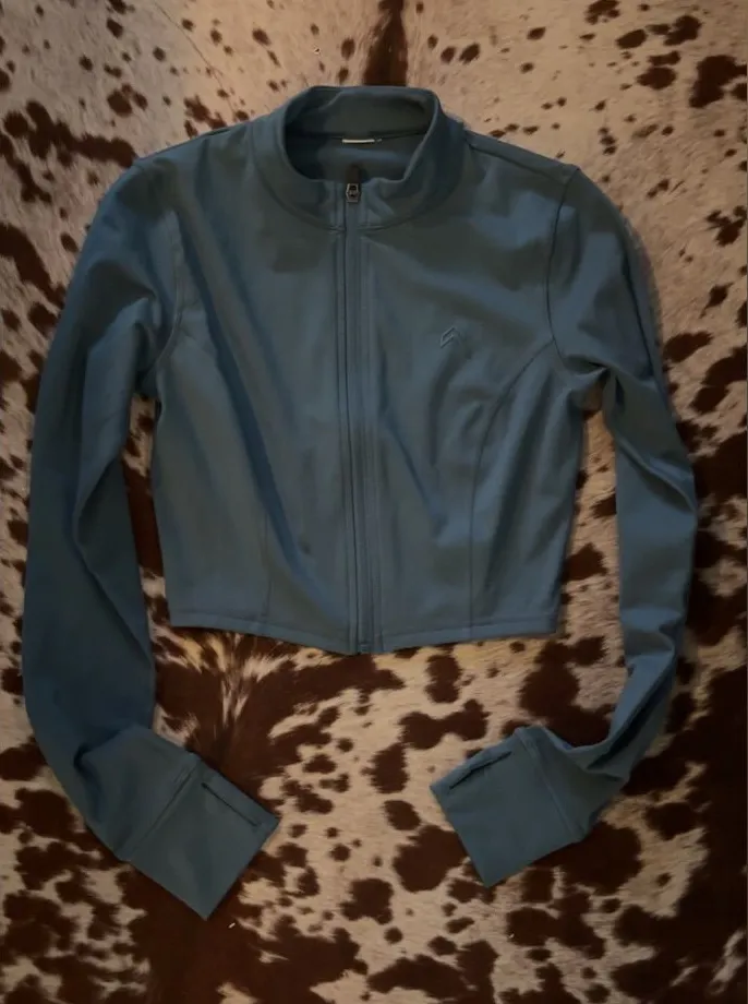 Oner Active Cropped Full Zip Jacket in Dusty Blue size xs