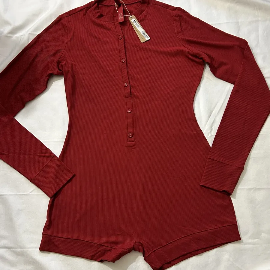 Skims NWT Women's Soft Lounge Henley Romper Brick Size Large