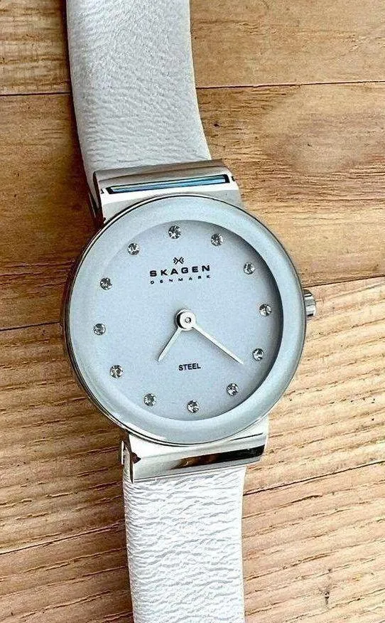 Skagen Steel Ladies Watch Beautiful White Leather White Dial Original Box Incl.
