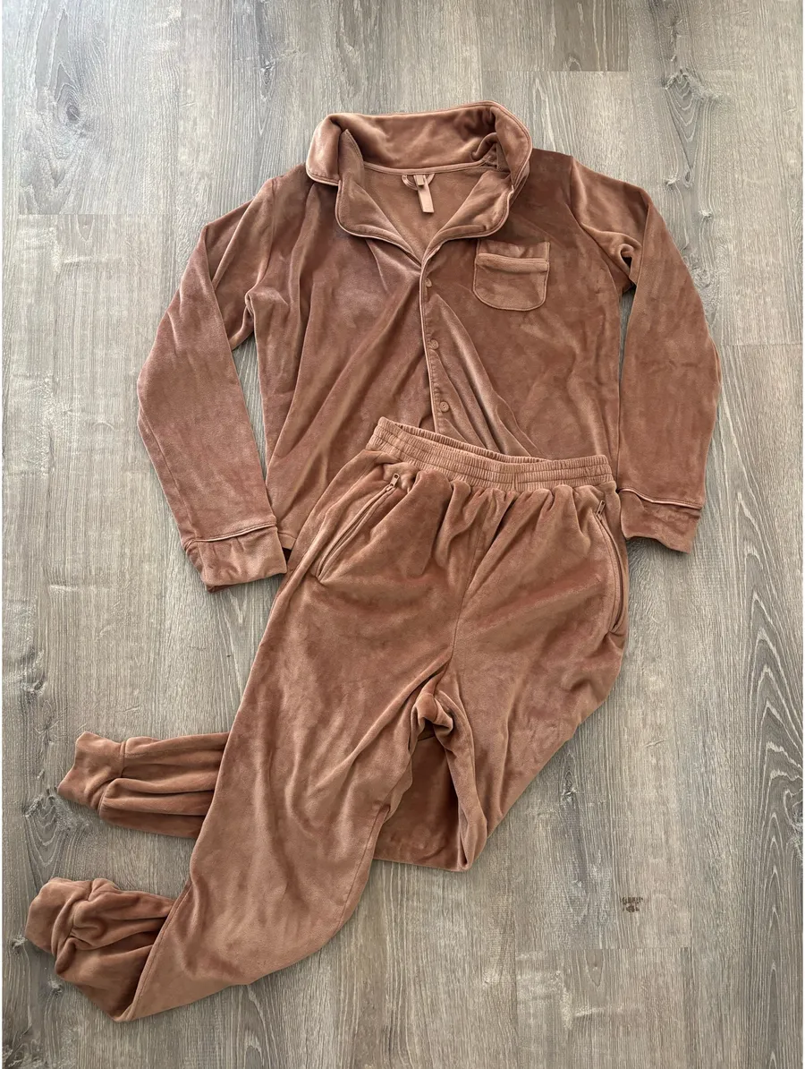 SKIMS Velour Soft Button Brown Sleep Set (S)