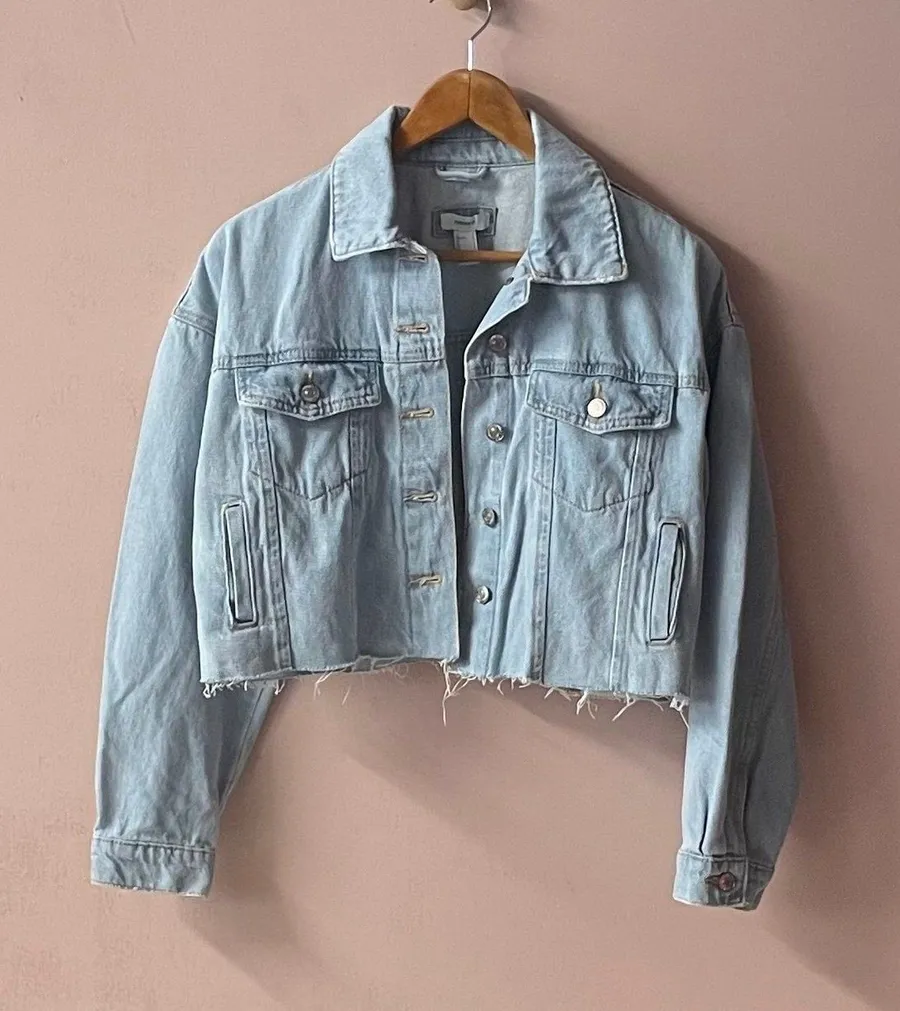 Forever 21 Light Wash Blue Raw Hem Cropped Denim Jacket Size S