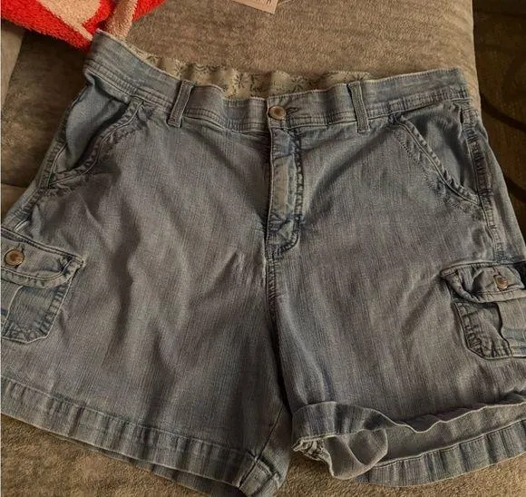 Vintage Women’s Shorts With Embroided Backpockets 90s- Size Medium