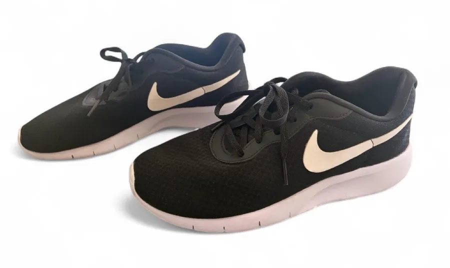 Nike Tanjun Sneakers Black White DX9041-003 Size 7Y / Women's 8.5