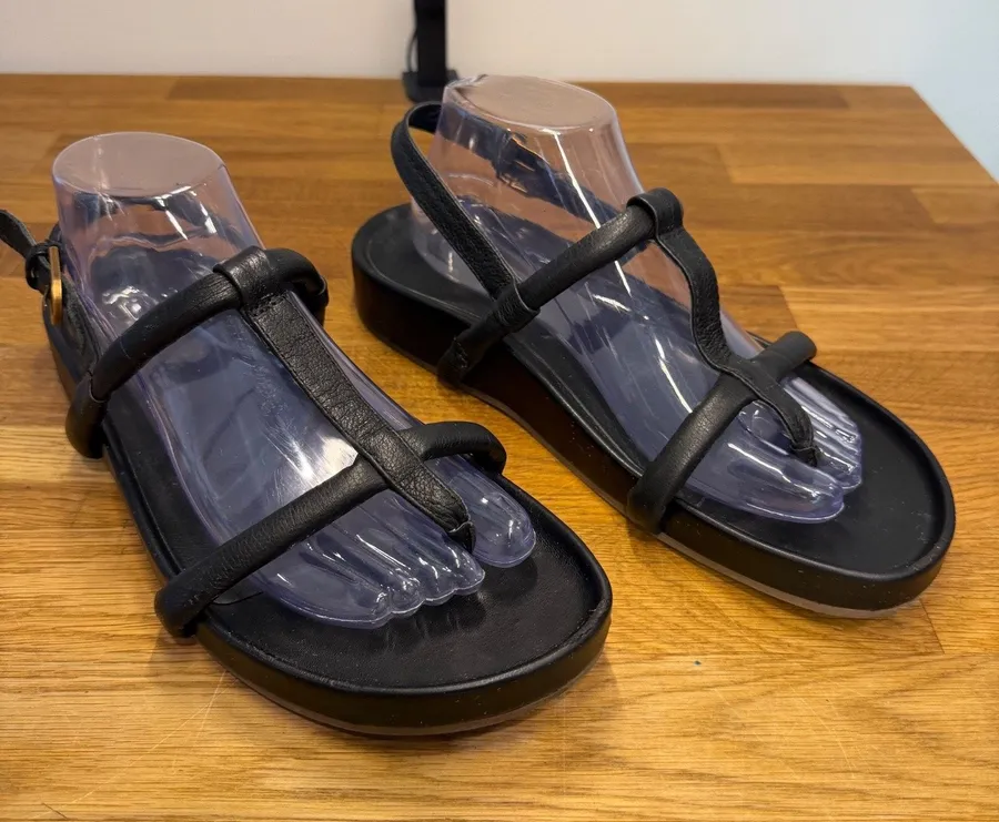 Vionic Adley Black Leather T-Strap Thong Sandal Women's Size 10 Buckle