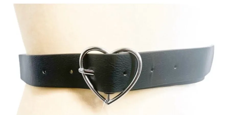 ✨BRANDY MELVILLE BLACK FAUX LEATHER SILVER HEART BELT✨