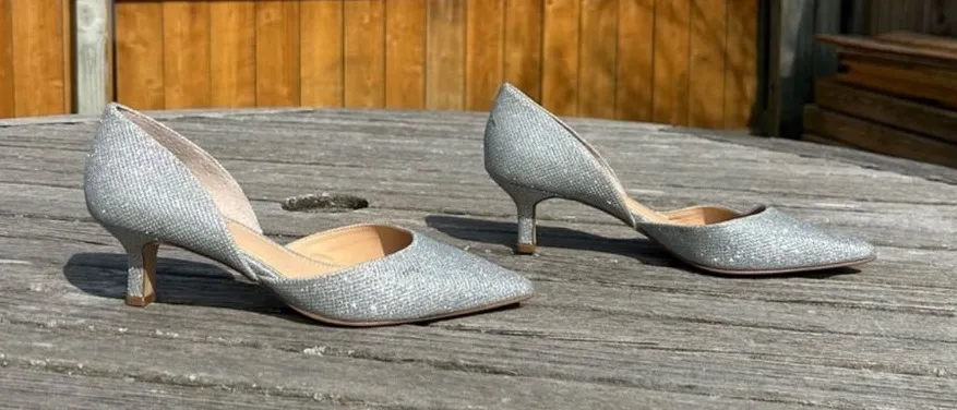 Jewel Badgley Mischka Dotty Glitter D'orsay Kitten Heel size 5
Silver winter Silver