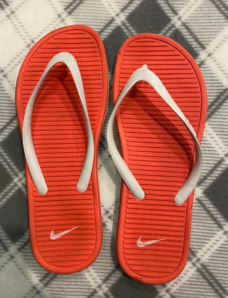 nike soft sole flip flops