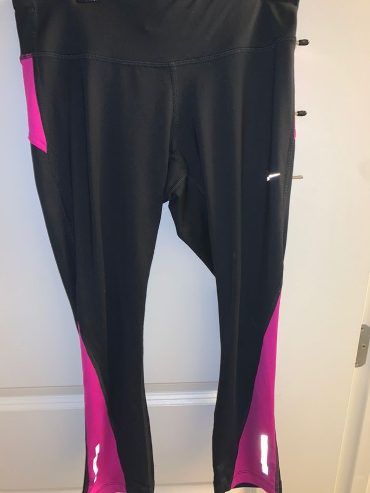 black and pink nike leggings