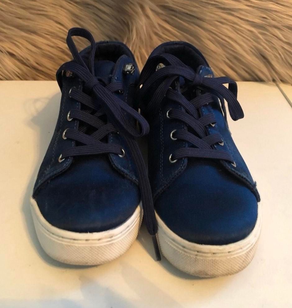 blue tennis shoes