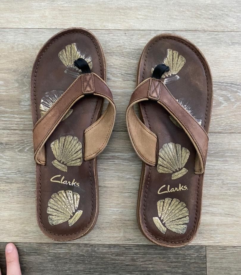 clarks flip flops brown