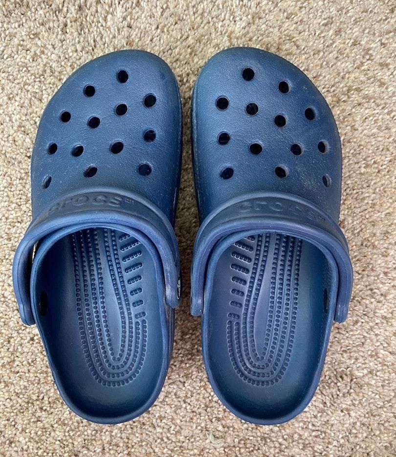 navy blue mens crocs