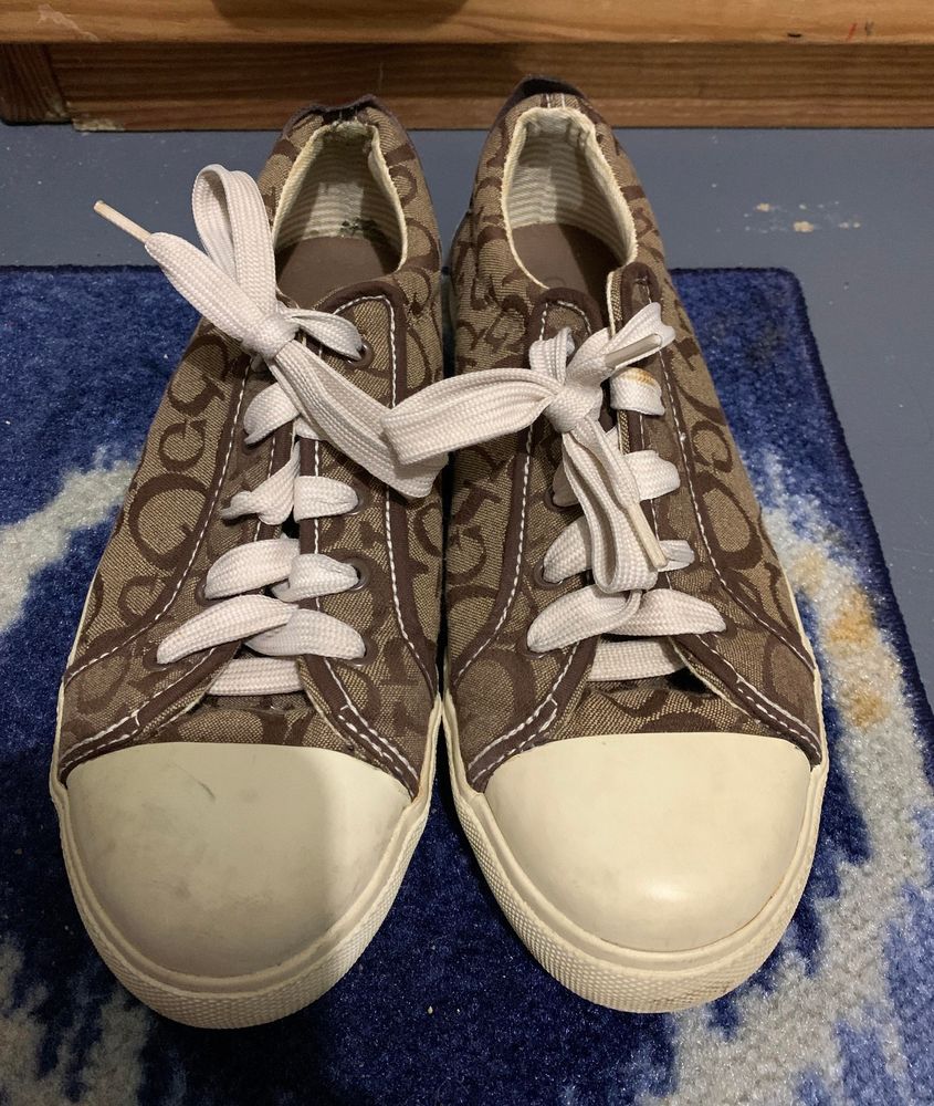 flat tennis shoes
