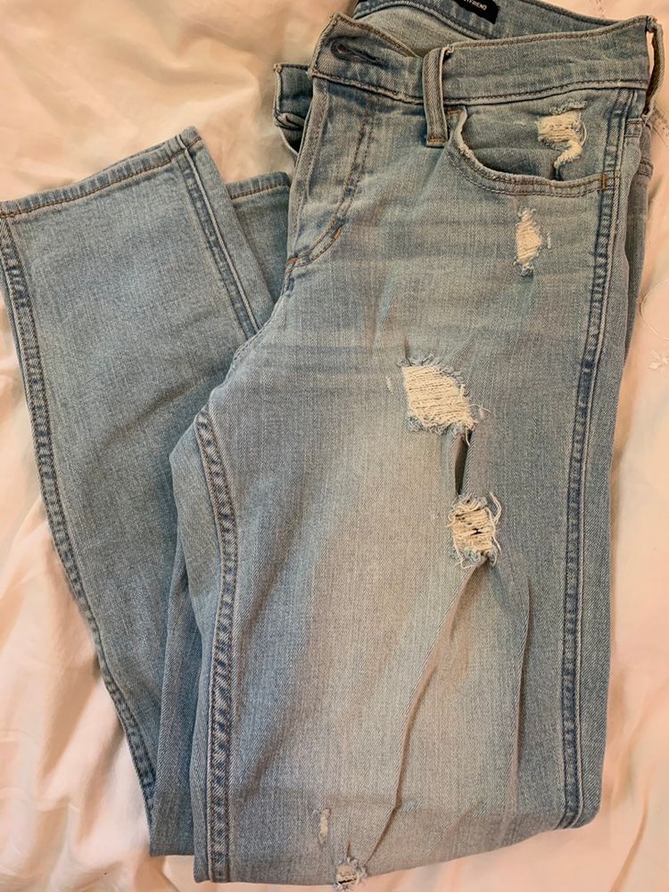 hollister ripped boyfriend jeans