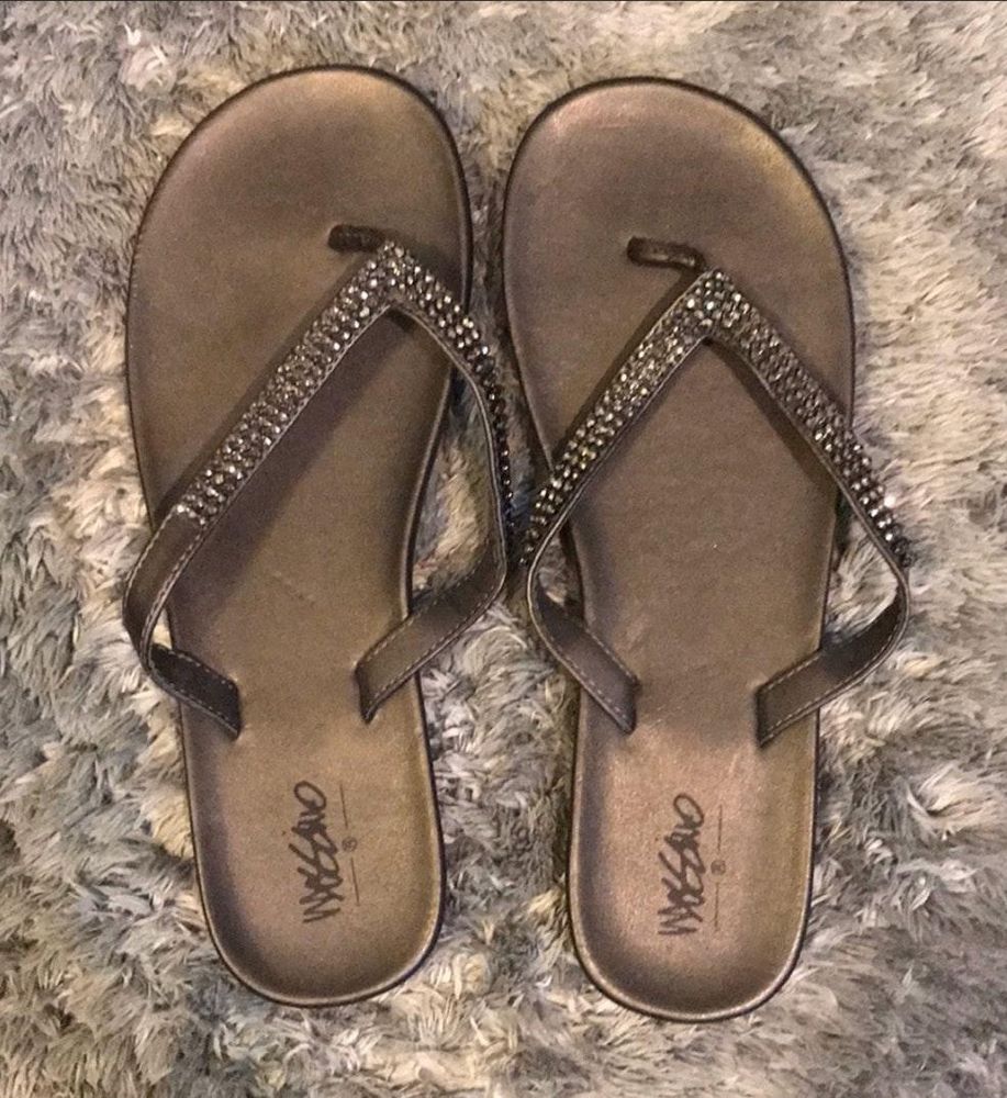 mossimo supply co flip flops