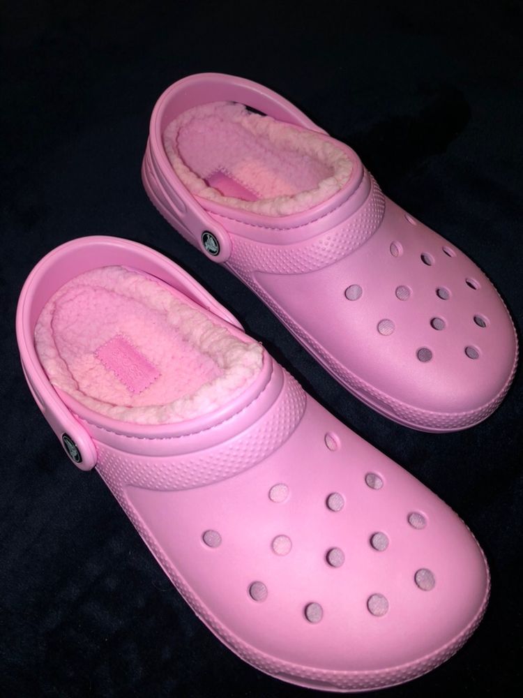 fur lined pink crocs