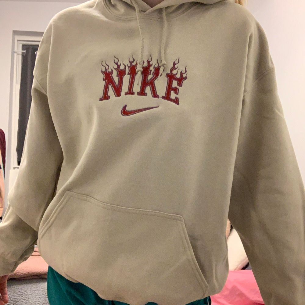 cream colored nike sweatshirt