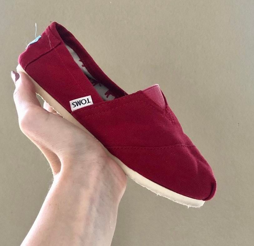 toms classic red canvas