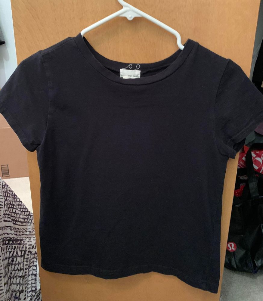 plain black cropped tee