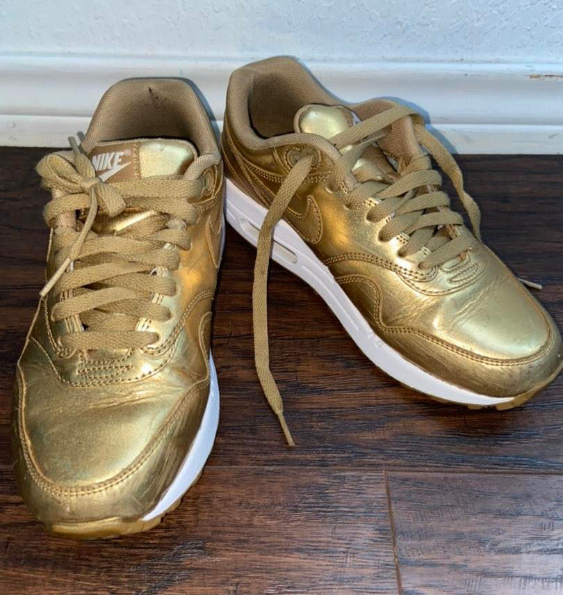 nike gold tennis shoes