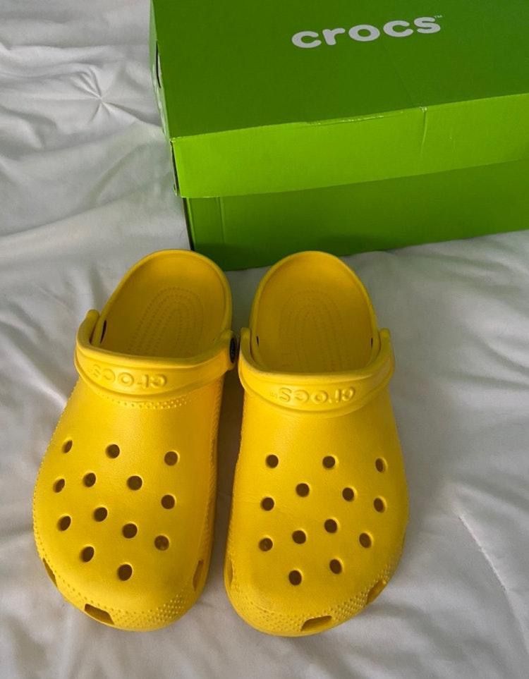 yellow crocs size 7