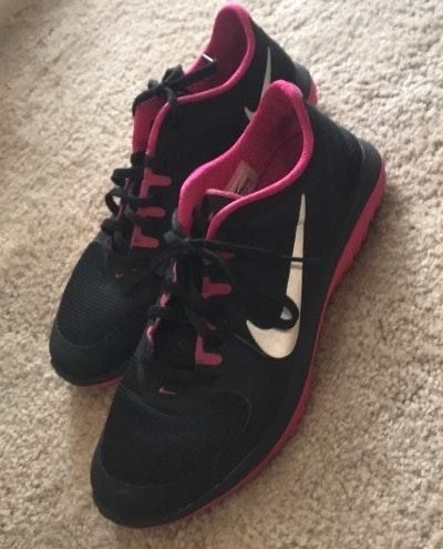 hot pink and black nike shoes