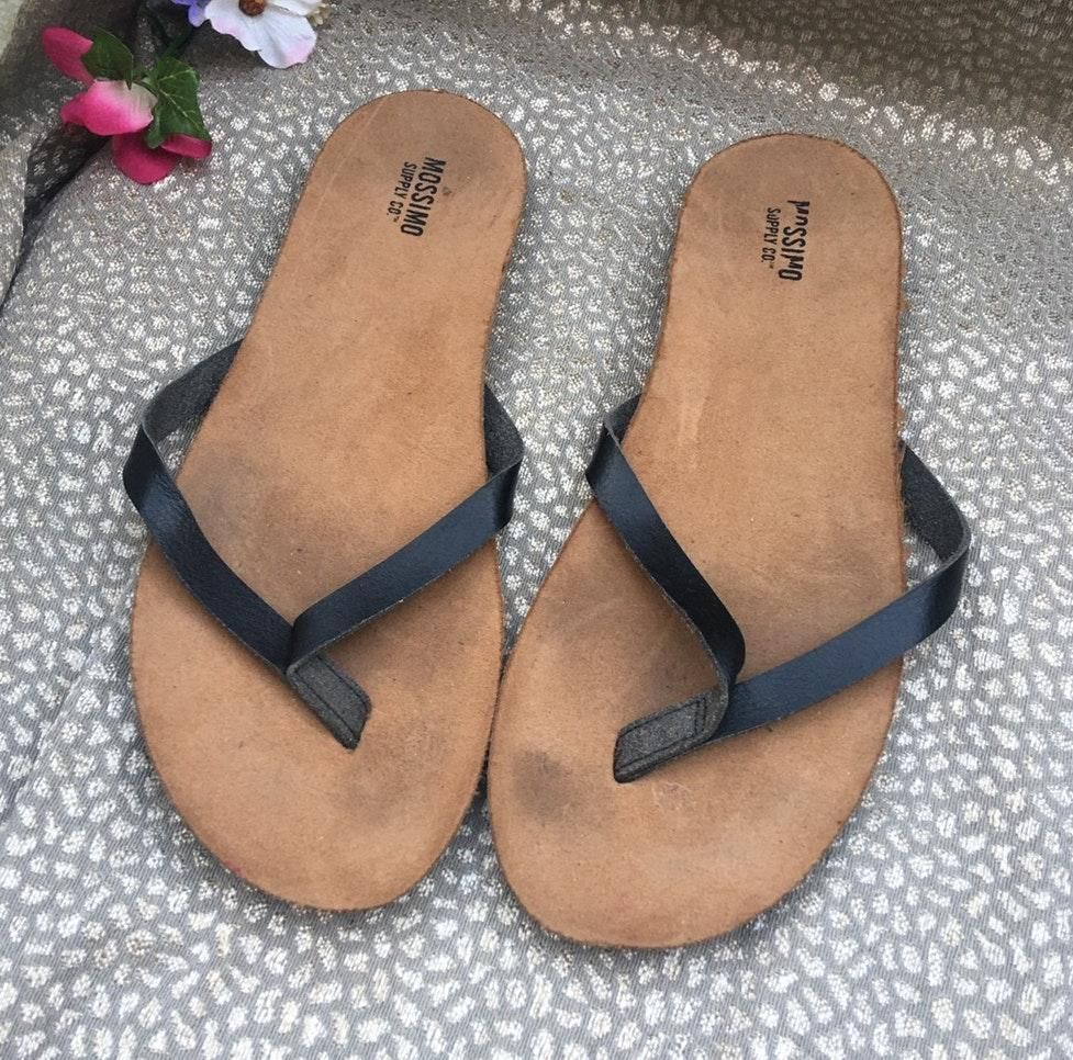 mossimo supply co flip flops