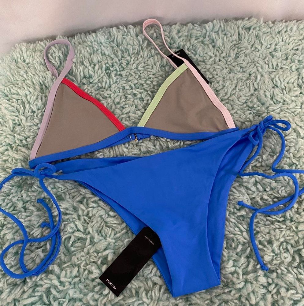 different color bikini top and bottom